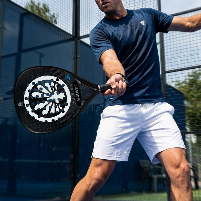 Ein Padel-Spieler auf dem Court, der den schwarzen OLIVER Padelschläger Air-Max 500 in der Hand hält.