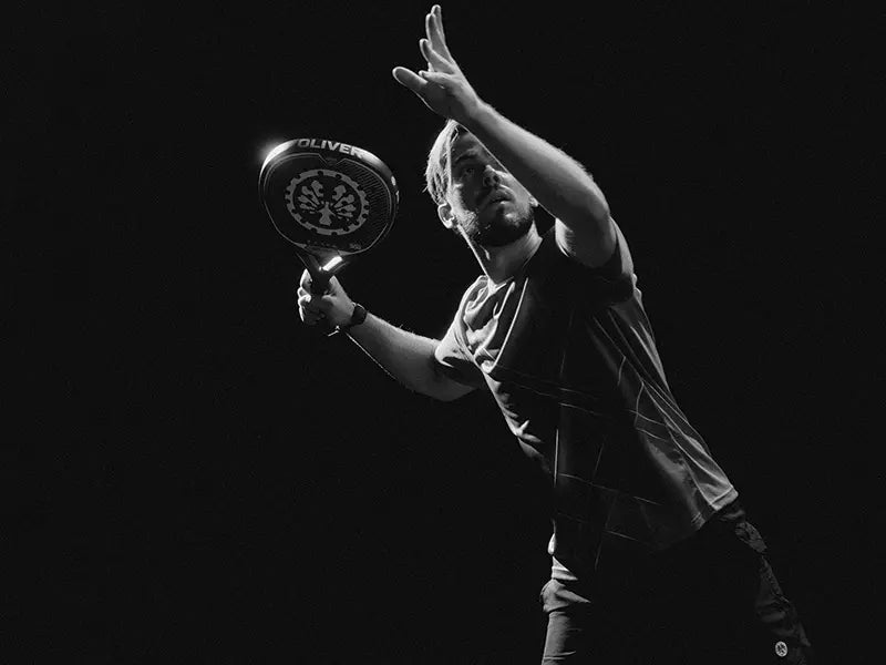 Padelspieler mit OLIVER Padel Schläger in Aktion - Padel Tennis Sportaufnahme in Schwarz-Weiß