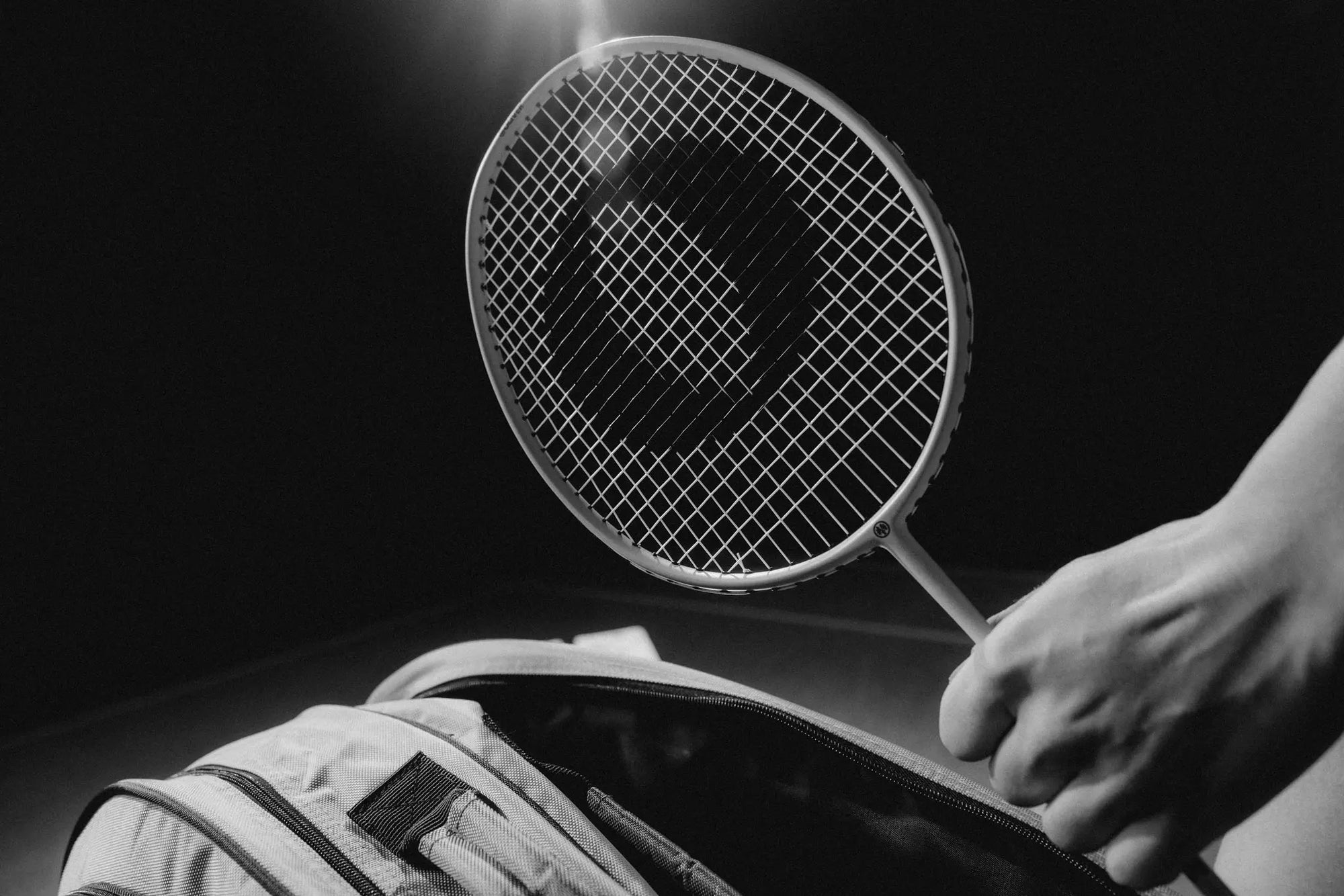 Badmintonschläger von OLIVER aus einer Sporttasche - Schwarz-Weiß Aufnahme für Badminton Liebhaber