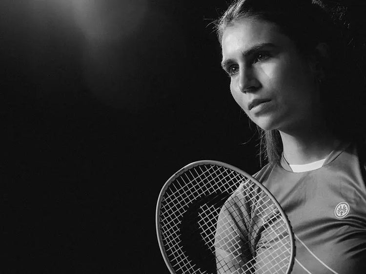 Porträt einer Badmintonspielerin mit OLIVER Badminton Schläger – Ausdrucksstarke Schwarz-Weiß-Aufnahme im Sportlook
