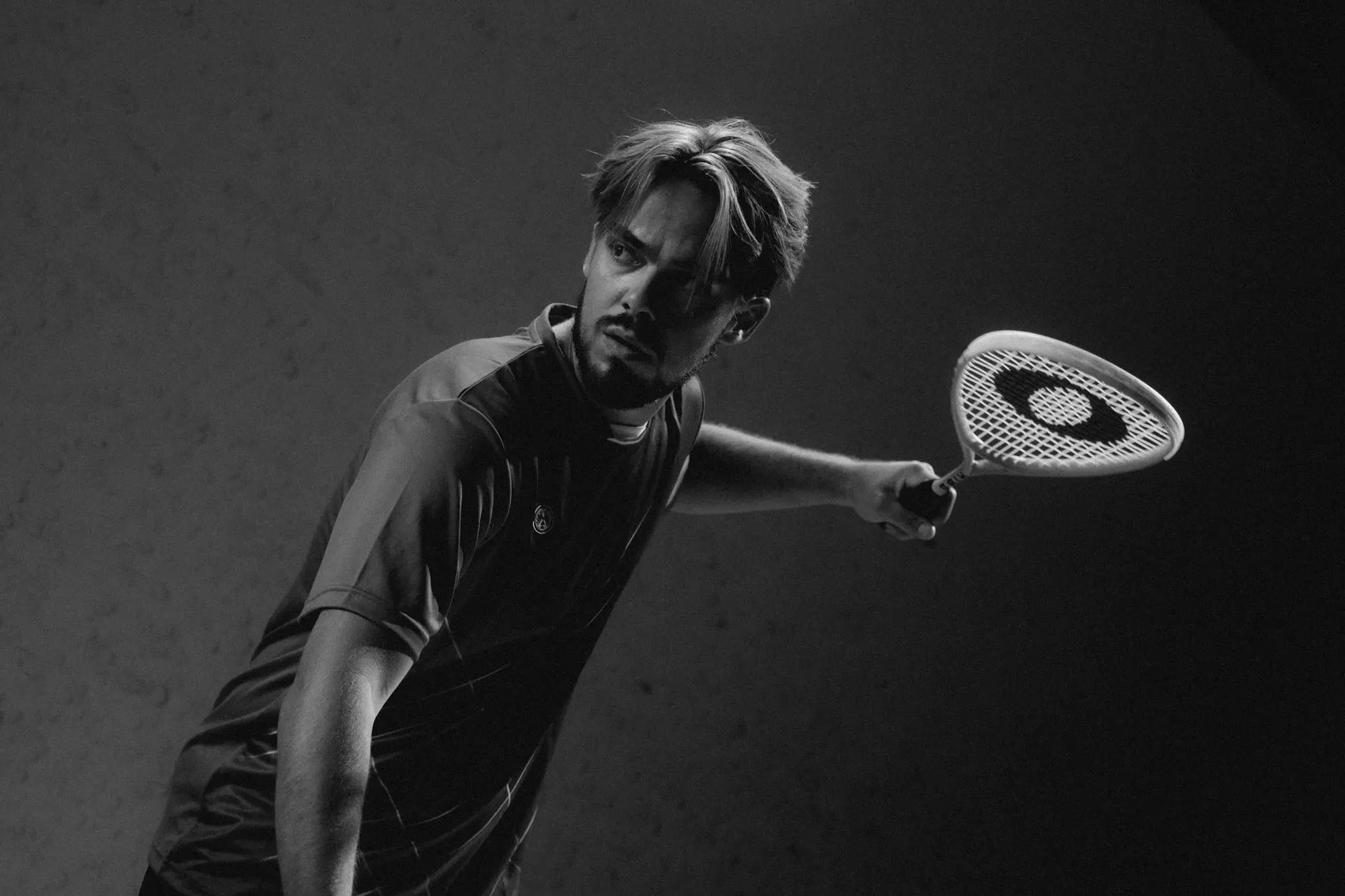 Squashspieler in dynamischer Aktion mit OLIVER Squash Schläger – Sportausrüstung und Markenpräsentation