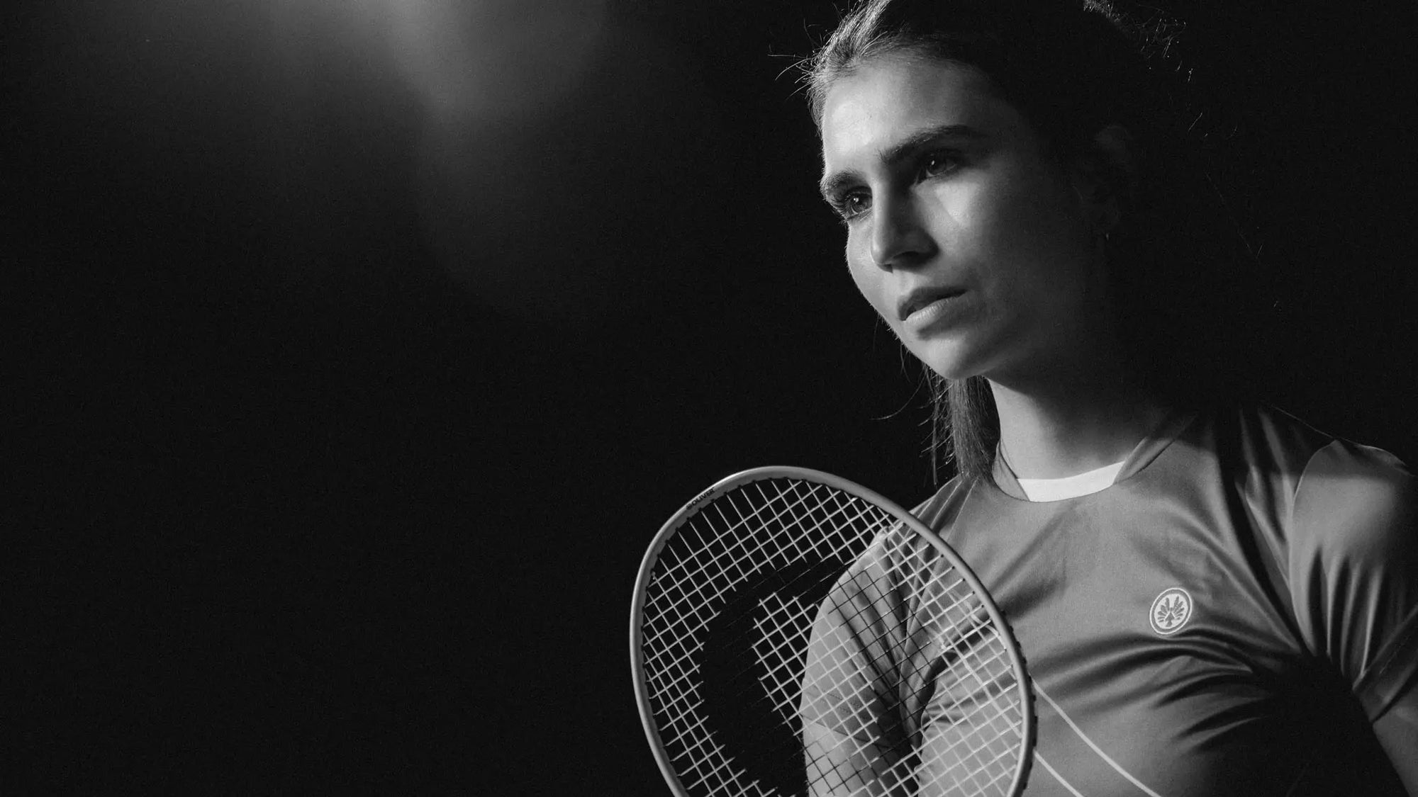 Porträt einer Badmintonspielerin mit OLIVER Badminton Schläger – Ausdrucksstarke Schwarz-Weiß-Aufnahme im Sportlook