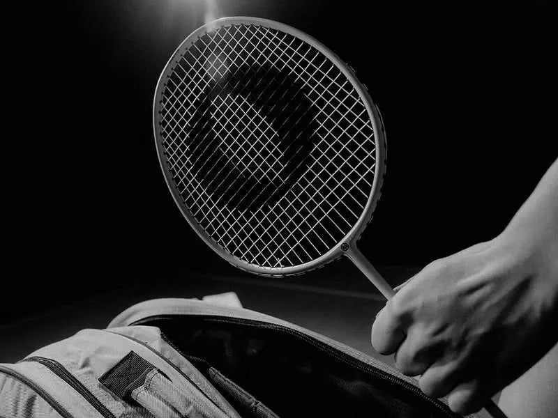 Mann holt Badmintonschläger der Marke OLIVER aus seiner Sporttasche 