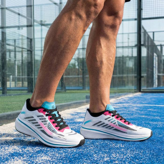 Mann steht auf einem Padel Platz und trägt die OLIVER Sportschuhe Pro-Lite 4.0 in weiß-pink-blau mit schwarzer Schnürung und transparentem Mesh-Muster