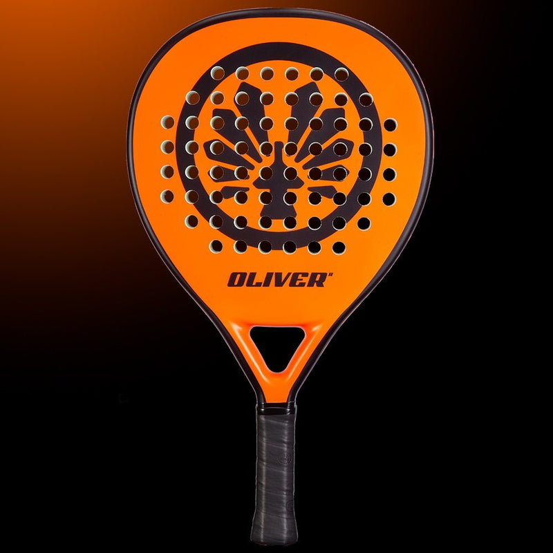Oliver Padel-Schläger Air Max Hire in leuchtendem Orange mit schwarzem Design, vor einem dunklen orangen Hintergrund