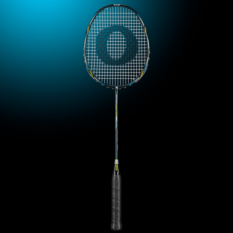 Oliver Badmintonschläger Modell Centric 80, schwarz-blauer Schläger mit schwarzem Griff vor einem dunklen blauen Hintergrund