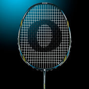Oliver Badmintonschläger Modell Centric 80, schwarz-blauer Schläger vor einem dunklen blauen Hintergrund