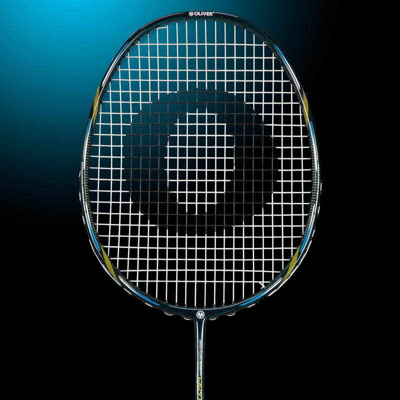 Oliver Badmintonschläger Modell Centric 80, schwarz-blauer Schläger vor einem dunklen blauen Hintergrund