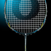 Oliver Badmintonschläger Modell Centric 80, schwarz-blauer Schläger vor einem dunklen blauen Hintergrund