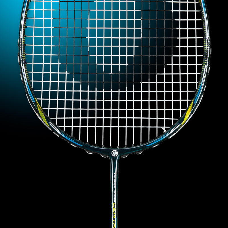 Oliver Badmintonschläger Modell Centric 80, schwarz-blauer Schläger vor einem dunklen blauen Hintergrund