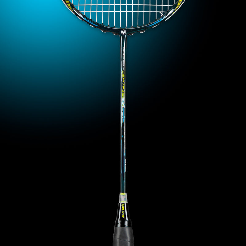 Oliver Badmintonschläger Modell Centric 80, schwarz-blauer Schläger mit schwarzem Griff vor einem dunklen blauen Hintergrund