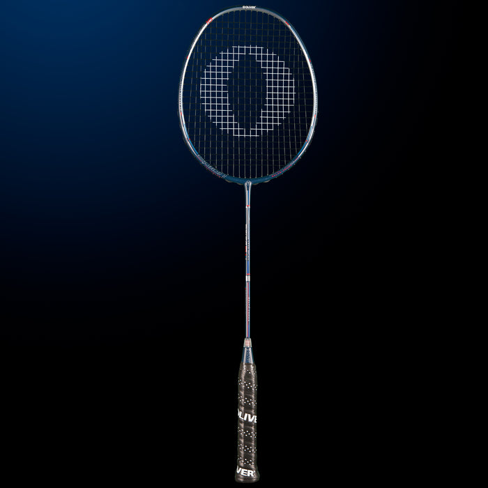 Oliver Badmintonschläger Modell Delta 10, blauer Schläger mit schwarzem Griff vor einem dunklen blauen Hintergrund
