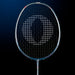 Oliver Badmintonschläger Modell Delta 10, blauer Schläger vor einem dunklen blauen Hintergrund