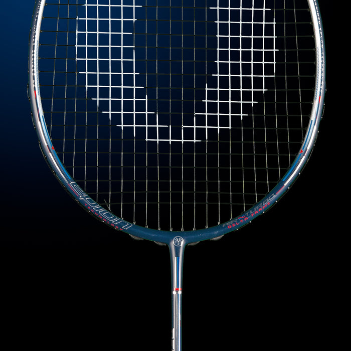 Oliver Badmintonschläger Modell Delta 10, blauer Schläger vor einem dunklen blauen Hintergrund