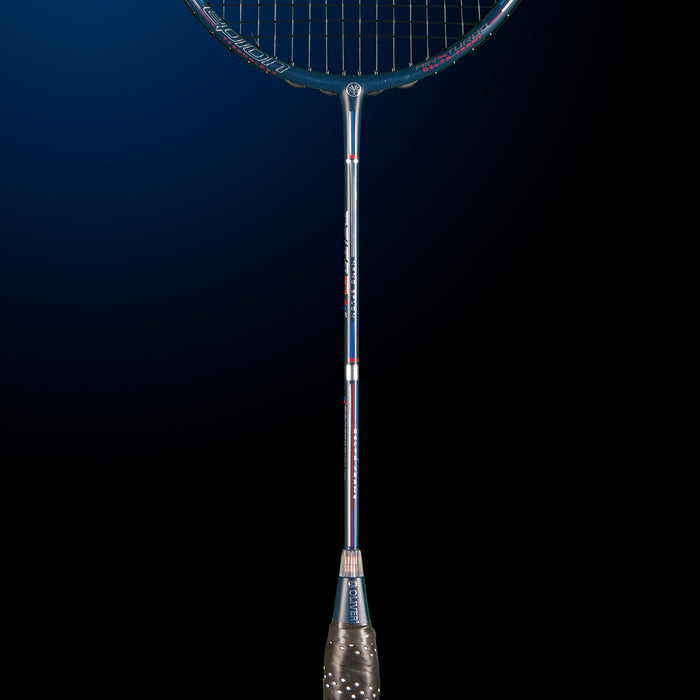 Oliver Badmintonschläger Modell Delta 10, blauer Schläger mit schwarzem Griff vor einem dunklen blauen Hintergrund