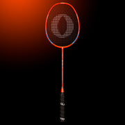 OLIVER Badmintonschläger Modell Delta 12, orangener Badmintonschläger mit schwarzem Griffband vor einem dunklemHintergrund