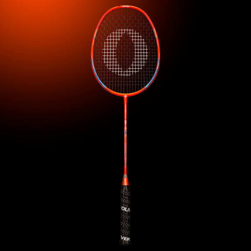 OLIVER Badmintonschläger Modell Delta 12, orangener Badmintonschläger mit schwarzem Griffband vor einem dunklemHintergrund