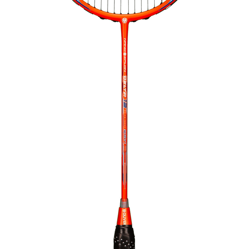 OLIVER Badmintonschläger Modell Delta 12, orangener Badmintonrahmen mit schwarzem Griffband vor einem weißen Hintergrund