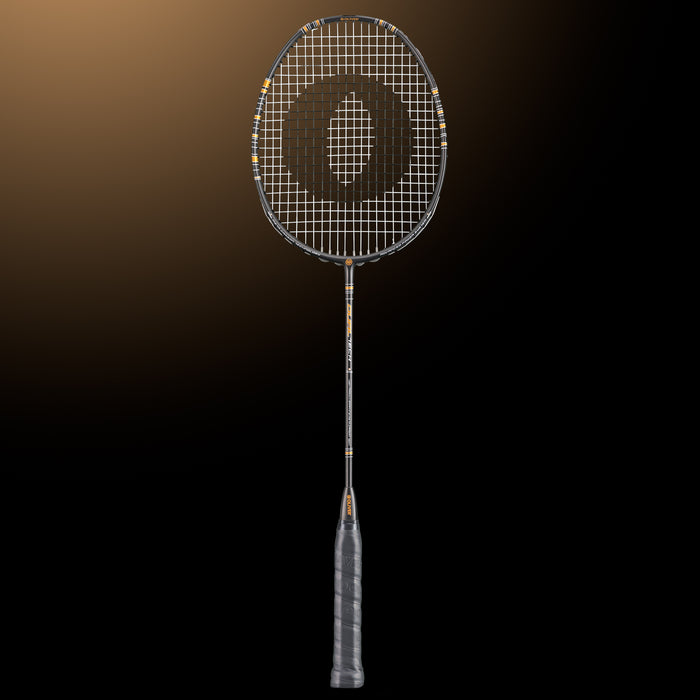 Oliver Badmintonschläger Modell Dual Tec, schwarzer Schläger mit goldenem Design und schwarzem Griff vor einem dunklen goldenen Hintergrund