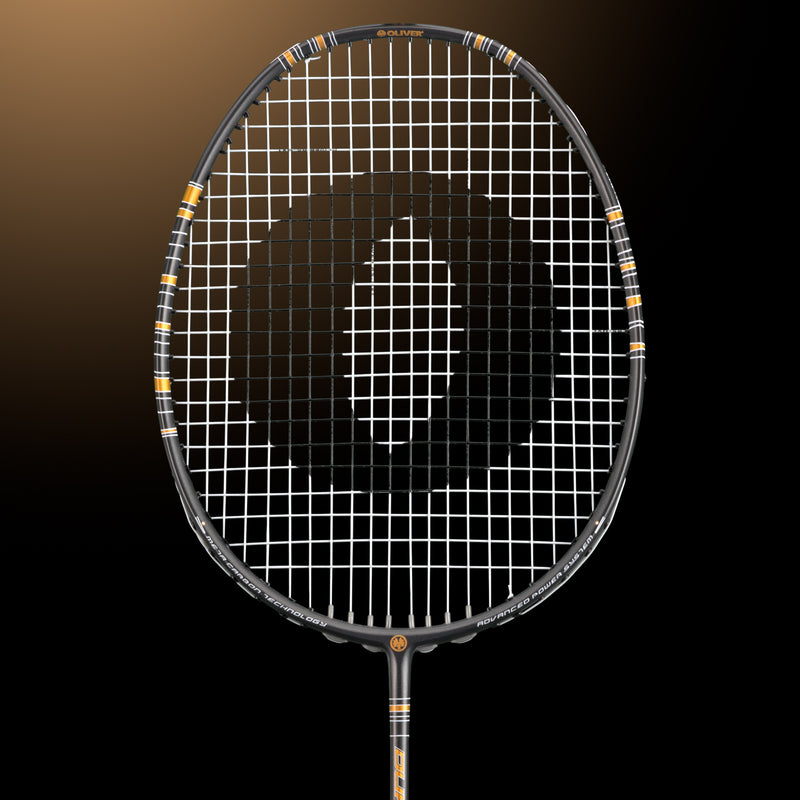 Oliver Badmintonschläger Modell Dual Tec, schwarzer Schläger mit goldenem Design vor einem dunklen goldenen Hintergrund