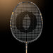 Oliver Badmintonschläger Modell Dual Tec, schwarzer Schläger mit goldenem Design vor einem dunklen goldenen Hintergrund