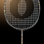 Oliver Badmintonschläger Modell Dual Tec, schwarzer Schläger mit goldenem Design vor einem dunklen goldenen Hintergrund