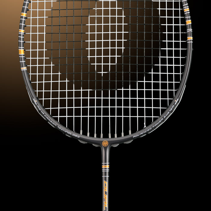 Oliver Badmintonschläger Modell Dual Tec, schwarzer Schläger mit goldenem Design vor einem dunklen goldenen Hintergrund