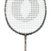 Oliver Badmintonschläger Modell Dual Tec, schwarzer Schläger mit goldenem Design vor einem weißen Hintergrund