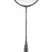 Oliver Badmintonschläger Modell Dual Tec, schwarzer Schläger mit goldenem Design und schwarzem Griff vor einem weißen Hintergrund