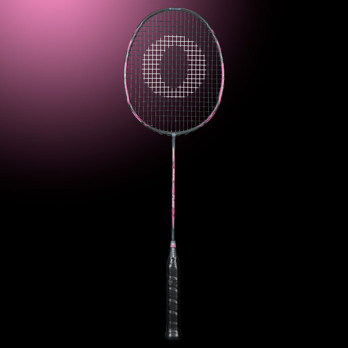 OLIVER Badmintonschläger Modell Dual Tec Flow, pink-schwarzer Badmintonschläger mit schwarzem Griffband vor einem dunklen Hintergrund