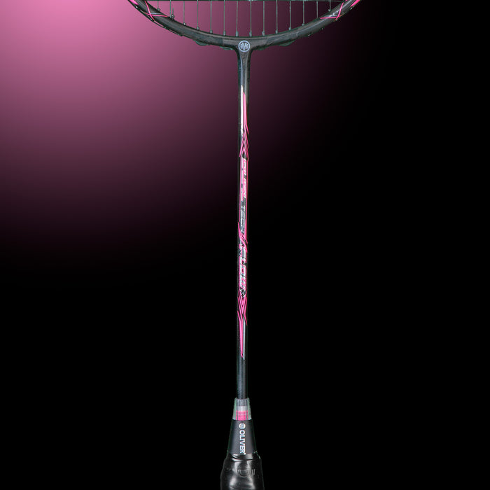 OLIVER Badmintonschläger Modell Dual Tec Flow, schwarz-pinker Badmintonrahmen mit schwarzem Griffband vor einem dunklen Hintergrund