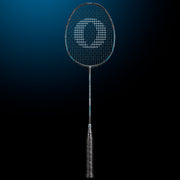 Oliver Badmintonschläger Modell Dual Tec Lite, schwarzer Schläger mit blauem Design und schwarzem Griff vor einem dunklen blauen Hintergrund