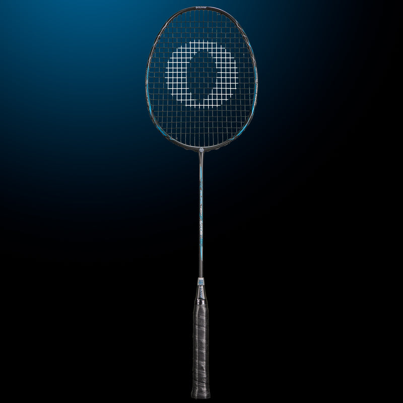 Oliver Badmintonschläger Modell Dual Tec Lite, schwarzer Schläger mit blauem Design und schwarzem Griff vor einem dunklen blauen Hintergrund
