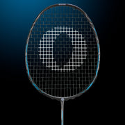 Oliver Badmintonschläger Modell Dual Tec Lite, schwarzer Schläger mit blauem Design vor einem dunklen blauen Hintergrund