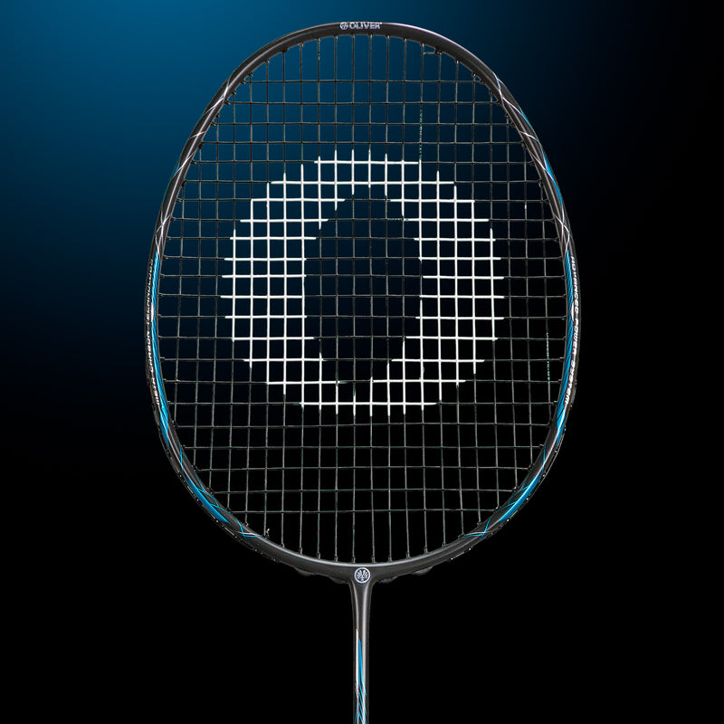 Oliver Badmintonschläger Modell Dual Tec Lite, schwarzer Schläger mit blauem Design vor einem dunklen blauen Hintergrund
