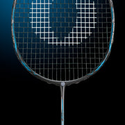 Oliver Badmintonschläger Modell Dual Tec Lite, schwarzer Schläger mit blauem Design vor einem dunklen blauen Hintergrund