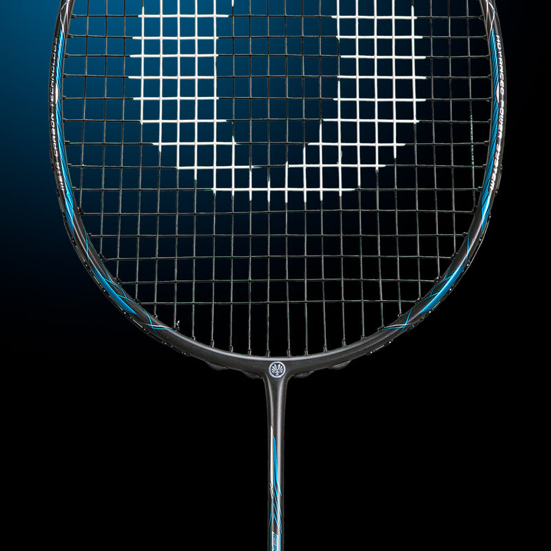 Oliver Badmintonschläger Modell Dual Tec Lite, schwarzer Schläger mit blauem Design vor einem dunklen blauen Hintergrund