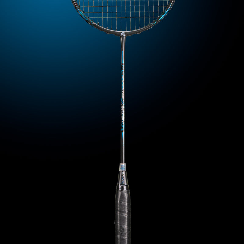 Oliver Badmintonschläger Modell Dual Tec Lite, schwarzer Schläger mit blauem Design und schwarzem Griff vor einem dunklen blauen Hintergrund