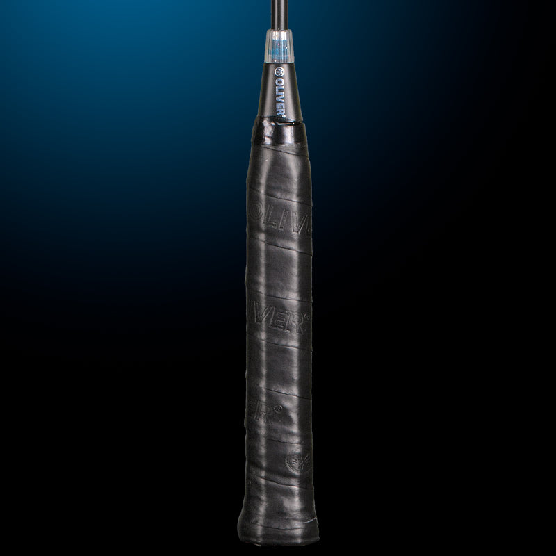 Oliver Badmintonschläger Modell Dual Tec Lite, schwarzer Griff vor einem dunklen blauen Hintergrund