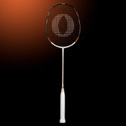 Oliver Badmintonschläger Modell Energetic K7, weiß-schwarzer Schläger mit bronzefarbenem Design und weißem Griff vor einem dunklen Hintergrund