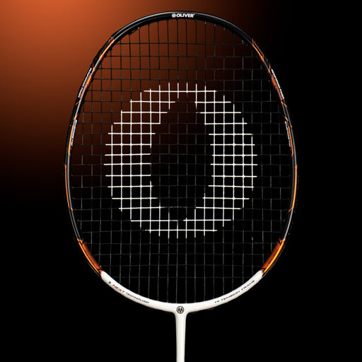 Oliver Badmintonschläger Modell Energetic K7, weiß-schwarzer Schlägerkopf mit bronzefarbenem Design vor einem dunklen Hintergrund