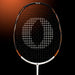 Oliver Badmintonschläger Modell Energetic K7, weiß-schwarzer Schlägerkopf mit bronzefarbenem Design vor einem dunklen Hintergrund