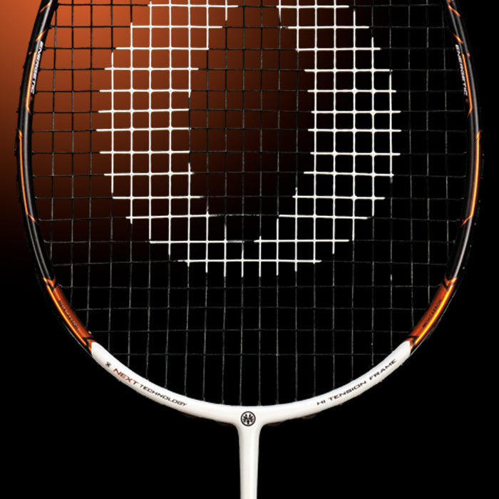 Oliver Badmintonschläger Modell Energetic K7, weiß-schwarzer Schlägerkopf mit bronzefarbenem Design vor einem dunklen Hintergrund