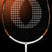 Oliver Badmintonschläger Modell Energetic K7, weiß-schwarzer Schlägerkopf mit bronzefarbenem Design vor einem dunklen Hintergrund