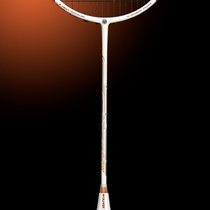 Oliver Badmintonschläger Modell Energetic K7, weiß-schwarzer Schläger Schaft mit bronzefarbenem Design und weißem Griff vor einem dunklen Hintergrund