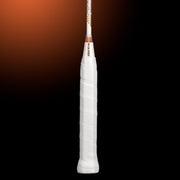 Oliver Badmintonschläger Modell Energetic K7, weiß-schwarzer Schläger Schaft mit bronzefarbenem Design und weißem Griff vor einem dunklen Hintergrund