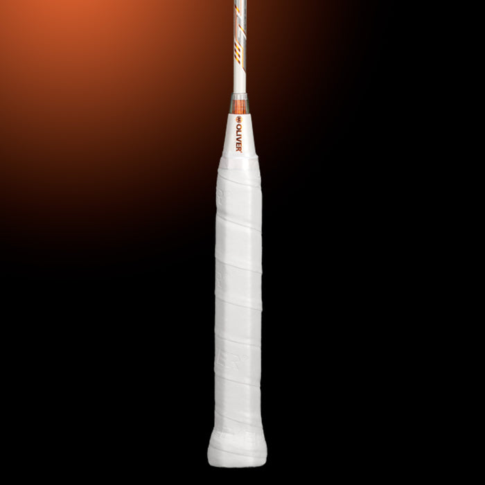 Oliver Badmintonschläger Modell Energetic K7, weiß-schwarzer Schläger Schaft mit bronzefarbenem Design und weißem Griff vor einem dunklen Hintergrund