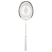 Oliver Badmintonschläger Modell Energetic K7, weiß-schwarzer Schläger mit bronzefarbenem Design und weißem Griff vor einem weißen Hintergrund
