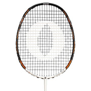 Oliver Badmintonschläger Modell Energetic K7, weiß-schwarzer Schlägerkopf mit bronzefarbenem Design vor einem weißen Hintergrund
