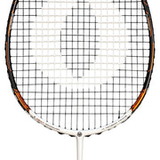 Oliver Badmintonschläger Modell Energetic K7, weiß-schwarzer Schlägerkopf mit bronzefarbenem Design vor einem weißen Hintergrund
